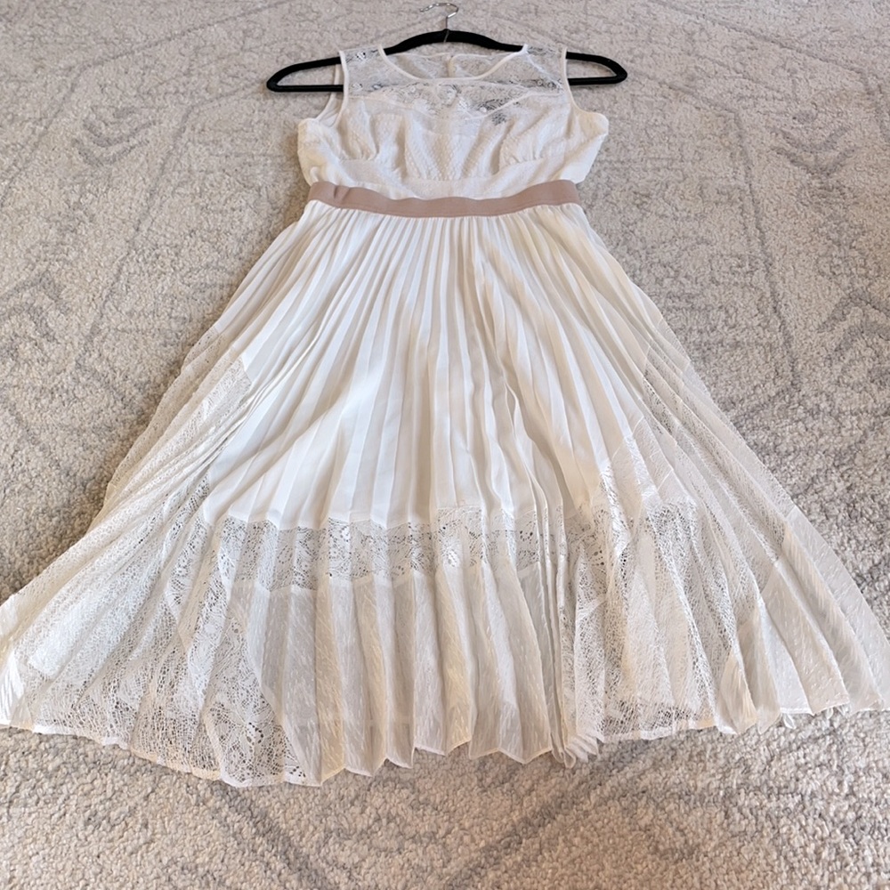 BCBG white dress with lace detail size 0 - Picture 12 of 14